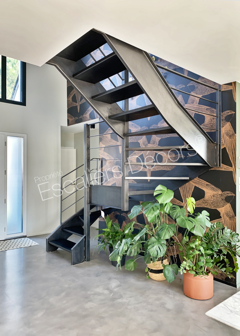 DT150 - Escalier métallique de forme spécifique au design contemporain et industriel de la Collection Loft. Vue 4